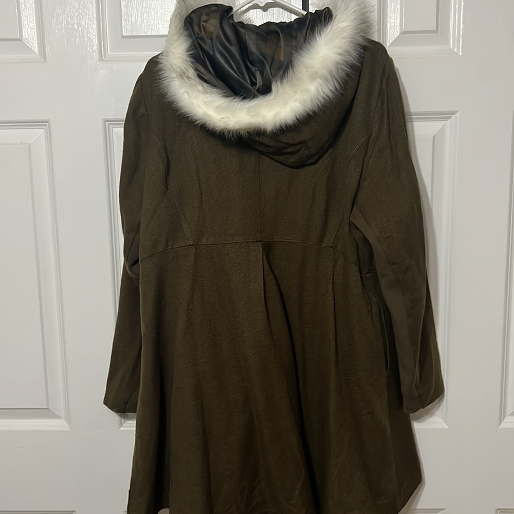 Stylish Fall/Spring Coat - Picture 3 of 3